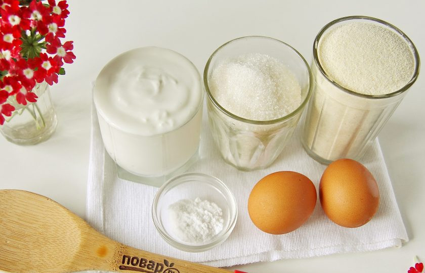 1. Этап. Манник без муки на сметане: Подготовьте все ингредиенты.