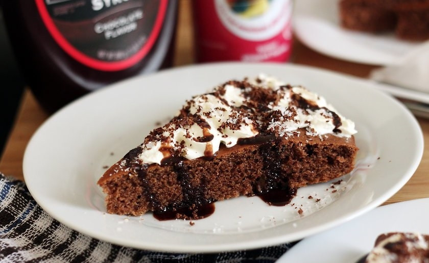 1. Этап. Простой рецепт кекса с какао: 9. Готовый кекс удалите из духовки и остудите, а затем украсьте взбитыми сливками.