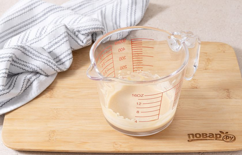 1. Этап. Кофе по-кубински: Энергично перемешивайте пару минут венчиком или ложкой, пока масса не превратится в светлую кремовую пасту.