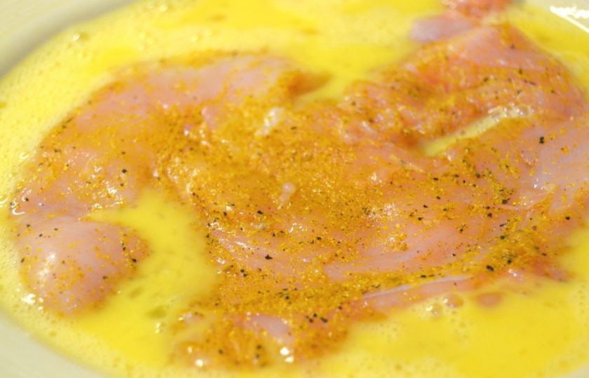 1. Этап. Мясные отбивные: 4. Сперва окуните отбивные в яйцо с двух сторон.