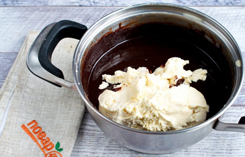 1. Этап. Шоколадный мусс со сливками: Оставшиеся холодные сливки взбейте в пышную массу. Добавьте ее в шоколадную смесь. Аккуратно перемешайте, не взбивая, сохраняя пышность мусса.