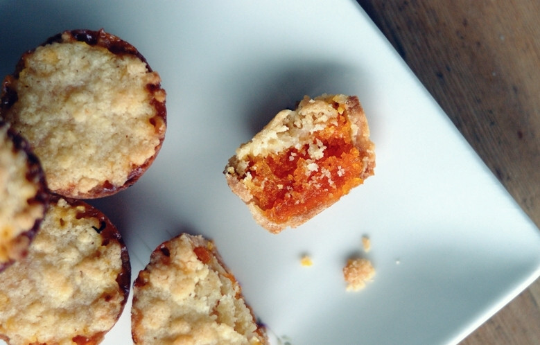 1. Этап. Тарталетки с морковью сладкие: Заполните тарталетки морковной массой - не до краев. Холодное сливочное масло порубите кубиками, добавьте сахар и муку. Перетрите все, должна получиться крошка. Очень важно, чтобы масло было именно холодным. Посыпьте этой крошкой сверху тарталетки. Отправьте в духовку минут на 10-12 при 200 градусах.