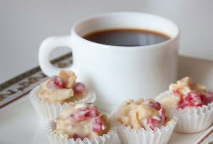 1. Этап. Конфеты с белым шоколадом: 6. Подготовьте бумажные тарталетки или пекарскую бумагу. Затем выкладывайте сладкую смесь с помощью ложки или кондитерского кулька. Поставьте в холодильник и держите не менее 1 часа. Теперь, когда вы знаете, как приготовить конфеты с белым шоколадом, попробуйте сделать их дома и угостить близких.