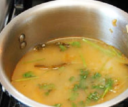 1. Этап. Суп из кокосового молока: Добавить кинзу и куриный бульон, довести до кипения, уменьшить огонь и кипятить на медленном огне 15 минут. Снять с огня и процедить. Добавить кокосовое молоко и готовить на слабом огне. Добавить рыбный соус и сок лайма по вкусу.