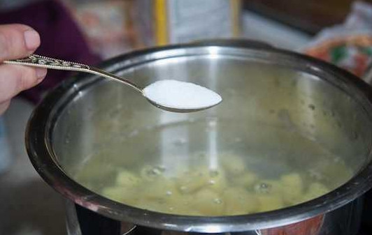 1. Этап. Суп грибной с шампиньонами: 4. В кипящую воду выложите картошку, добавьте по вкусу соль.