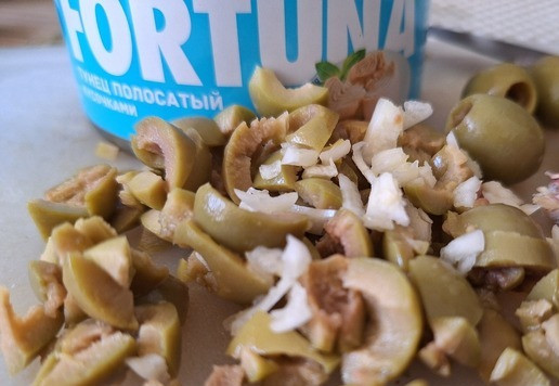 1. Этап. Салат с тунцом и чесноком: Оливки порубить произвольно вместе с чесноком