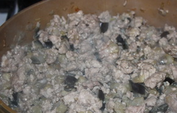 1. Этап. Лазанья без соуса Бешамель: Добавляем фарш, жарим помешивая, пока все кусочки фарша не потеряют красный цвет.