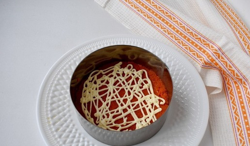 1. Этап. Слоеный салат с консервированным тунцом Елочка: Вареную морковь натираем на средней терке и выкладываем первым слоем в кольцо. Аккуратно ее разравниваем, немного уплотняем и наносим сеточку из майонеза.