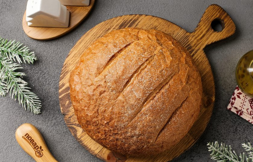 1. Этап. Сырный крем-суп с грибами в хлебе Веселый Кролик: Пока готовился суп, подготовьте хлеб.