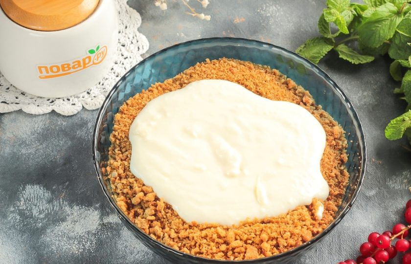 1. Этап. Пирожное Медовая картошка: Высыпьте медовую крошку в миску или широкую емкость, выложите туда же крем. Влейте лимонный сок и все тщательно перемешайте.