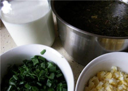 1. Этап. Холодник по-белорусски на кефире: Яйца отварить и мелко порезать, лук порезать.