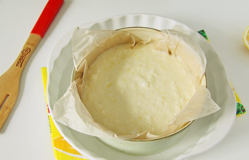 1. Этап. Лимонный пирог от Юлии Высоцкой: Перелейте тесто в смазанную маслом форму для запекания. Если форма разъемная, то предварительно застелите дно и бока пергаментом. Данный пирог готовится на водяной бане. Поставьте форму с пирогом в форму большего размера и налейте в нее воды. Отправьте пирог в духовку и готовьте при 180-200 градусах около 30 минут.