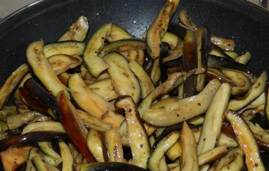 1. Этап. Жареные баклажаны с морковью и чесноком: 7. На сковороду разогреть растительное масло и отправить туда баклажаны. Обжарить на среднем огне до мягкости.