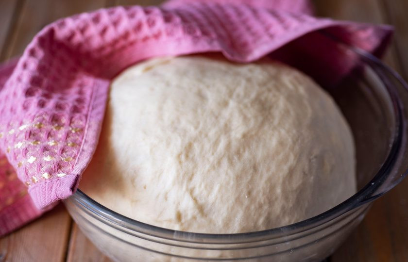 1. Этап. Осенние булочки: Через час тесто заметно поднялось и готово к дальнейшей работе.