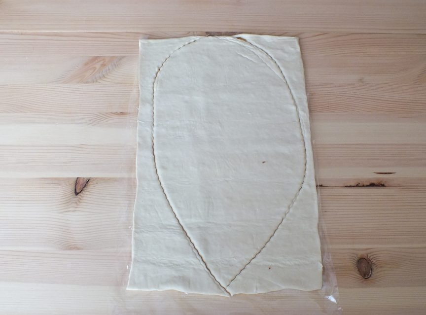 1. Этап. Кулебяка Мышка: С помощью трафарета из бумаги, придайте тесту форму капли. Обрезки теста отложите.