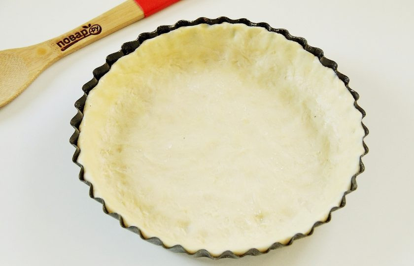 1. Этап. Пирог Сырно-грибное удовольствие: Достаньте тесто и руками распределите по смазанной маслом форме, формируя высокие бортики.