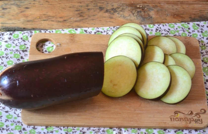 1. Этап. Омлет с баклажанами и помидорами: Баклажаны порежьте кружочками толщиной 3-4 см.