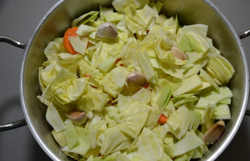 1. Этап. Думляма: Выложите слой капусты, сверху выложите дольки чеснока, которые можно не чистить.