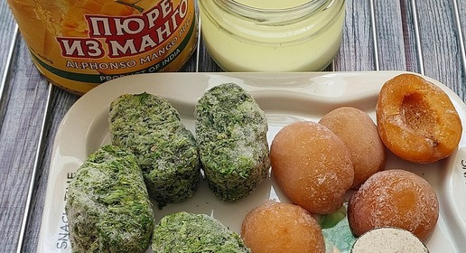 1. Этап. Шпинатный смузи с абрикосом и манго: Ингредиенты. Замена пюре и заморозки на свежие продукты более чем равноценна, только хотя бы один ингредиент должен быть заморожен. Добавлять протеин или нет - по желанию. Я добавляю. В таком случае смузи становится полноценным перекусом. Можно вместо протеина добавлять творог.