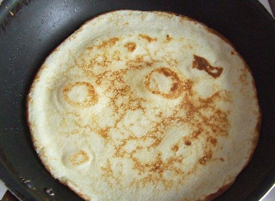 1. Этап. Блинчики с икрой красной: 3. На сковороду, предварительно как следует разогретую, вылить тесто и жарить тонкие блинчики.