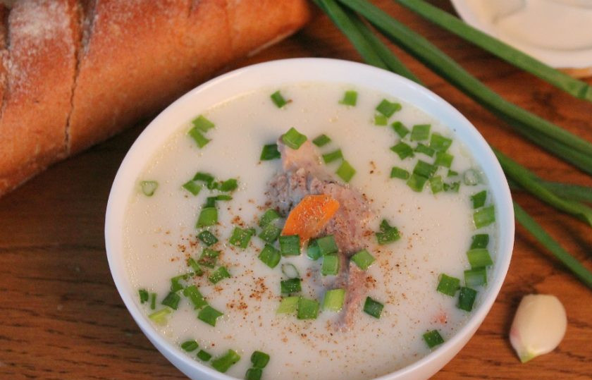 1. Этап. Сырный суп с индейкой: Сырный суп наливаем в порционные тарелки и добавляем зеленый лук. По желанию, насыпаем черный перец. Суп готов. Приятного аппетита!