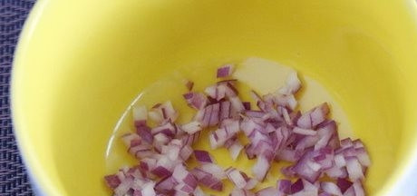 1. Этап. Сухарница: Лук почистите и порежьте мелким кубиком.