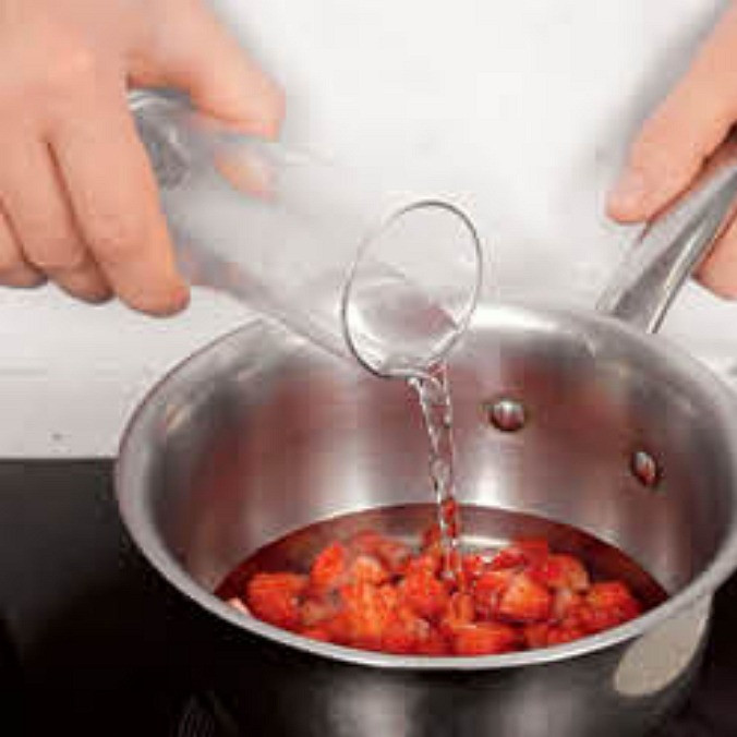 1. Stage. Double-layer jelly with strawberries: Put the strawberries in a saucepan, add 250 ml water, lemon juice and the remaining sugar. Bring to the boil, remove from the heat and leave for 10 minutes under a lid.