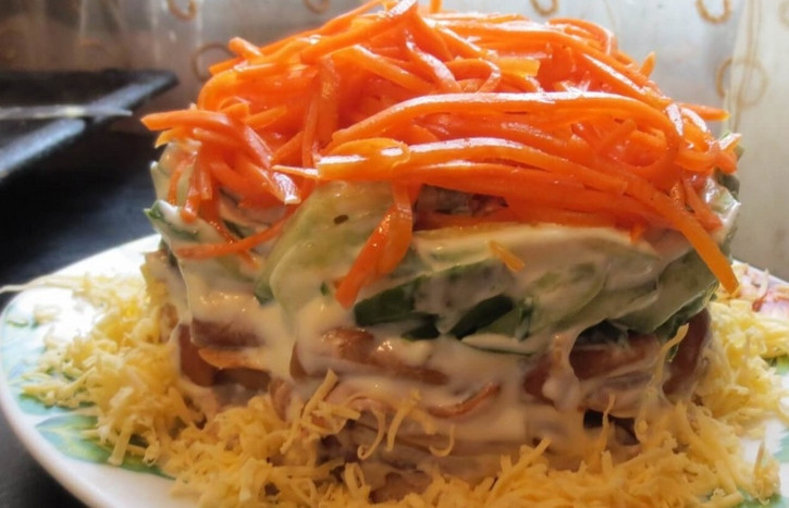 1. Этап. Салат из курицы с корейской морковью: Украшаем верхушку салата корейской морковью, низ салата присыпаем тертым сыром. Приятного аппетита!