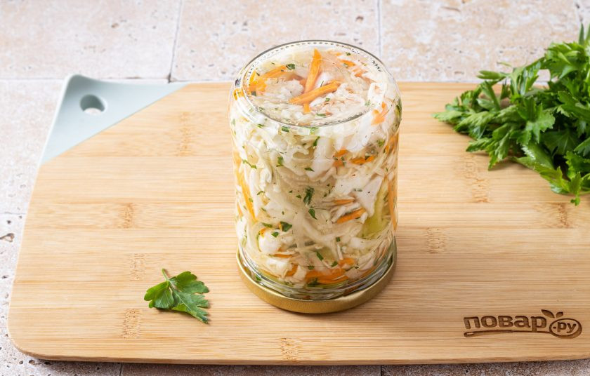 1. Этап. Капуста пряная: Герметично закрутите и переверните банку вверх дном. Оставьте так до полного остывания, а после можно убрать заготовку в темное прохладное место.