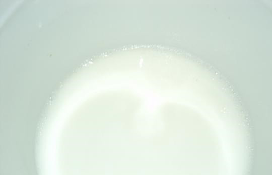 1. Этап. Блинчики с куриной печенью: 3. В рецепт приготовления блинчиков с куриной печенью можно использовать абсолютно любой рецепт теста. В данном случае молоко и вода берутся в равных долях. Яйца необходимо взбить с сахаром и солью и соединить с молоком.