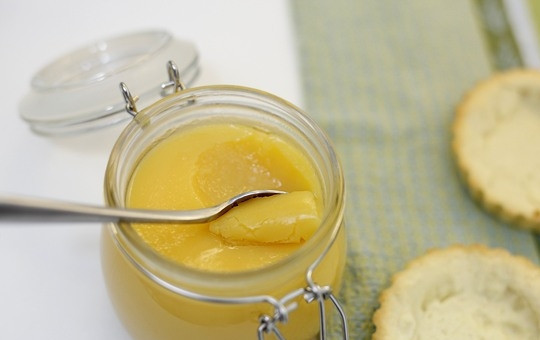 1. Этап. Тарталетки с голубикой: В готовые тарталетки выкладывайте по одной столовой ложке заварного лимонного крема (можно и больше). Распределите его равномерно по всей внутренней стороне тарталетки. Затем кладите голубику. И можно подавать блюдо к столу.