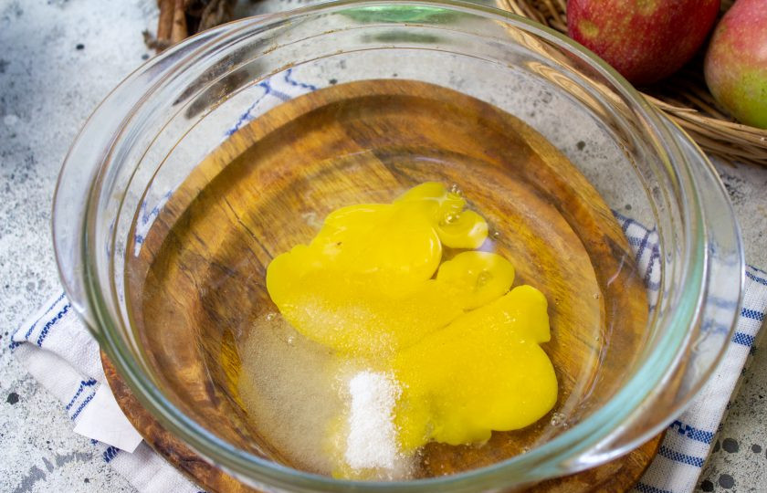 1. Этап. Яблочные вафли ПП: В миску вбейте куриные яйца, добавьте соль и сахарозаменитель. Перемешайте венчиком.