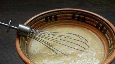 1. Этап. Запеканка из брюссельской капусты: В небольшую пиалку вбейте по очереди три куриных сырых яичка, взбейте их вилкой или венчиком, чтобы добиться более или менее однородной массы. Добавьте соль и перчик по своему вкусу. Можете использовать какие-либо травы или приправы.