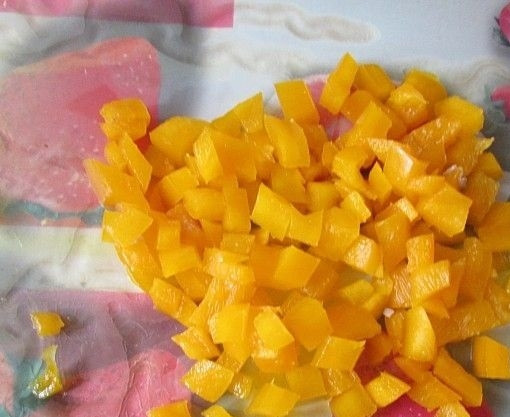 1. Этап. Салат с куриными сердечками и огурцом: 5. Очистите и нарежьте сладкий перец.