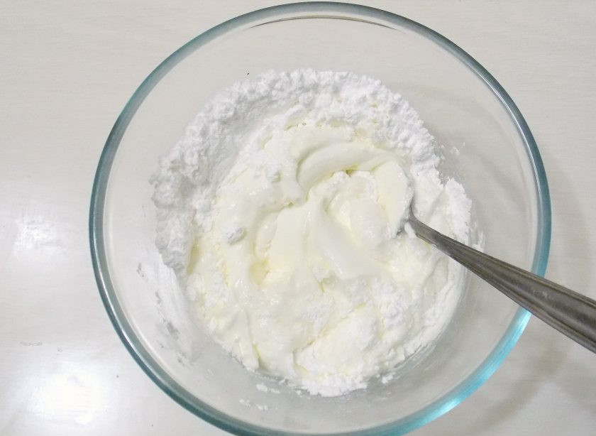 1. Этап. Медово-песочный торт: Для крема смешайте сметану и сахарную пудру. Оставьте на 10 минут, убрав в холодильник.