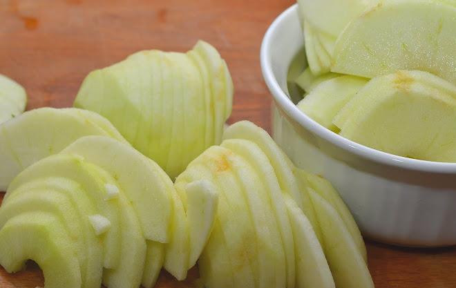 1. Этап. Немецкий яблочный панкейк: Яблоки разрезаем на тонкие ломтики (см. фото для наглядности).