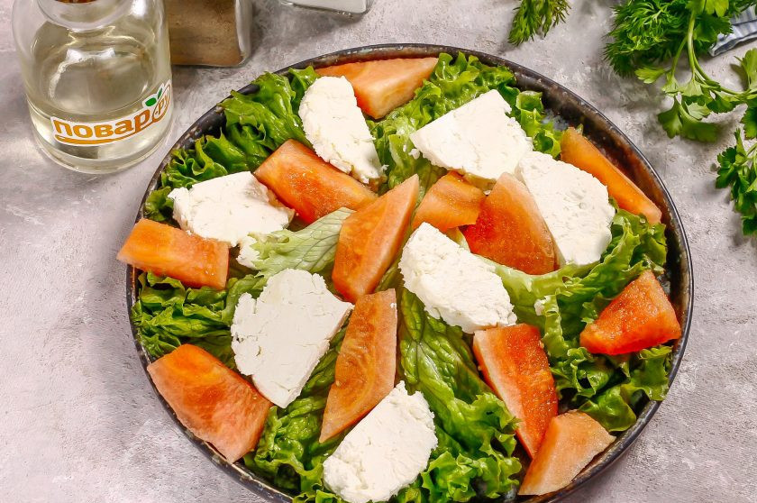 1. Этап. Салат с арбузом от Джейми Оливера: Нарежьте брынзу широкими кусочками и выложите между арбузных нарезок. Обязательно попробуйте сыр на вкус, чтобы знать сколько соли добавлять!