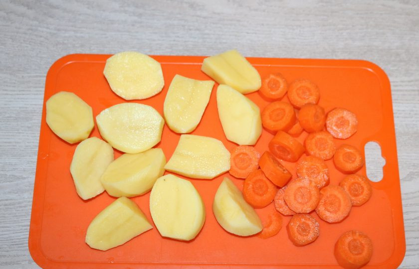 1. Этап. Татарский суп-лапша «Токмач»: Картофель нарежьте крупно, морковь колечками.