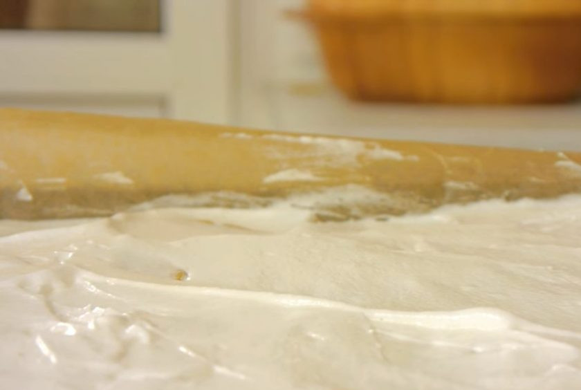 1. Этап. Яблочный пирог с безе: 4. На охлажденное тесто выложите слой яблок, а сверху — взбитые белки. Отправьте форму на нижний уровень разогретой до 170 градусов духовки на 40 минут.