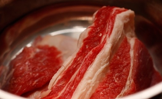 1. Этап. Холодец из бульонки говяжьей: 1. Я неслучайно выбрала именно эти части говядины, они отлично подходят для холодца, поскольку имеют желирующие свойства. Но варить эти части говядины нам нужно будет около 4 часов на слабом огне. Итак, мясо тщательно моем и опускаем в холодную воду, ставим емкость на огонь. Воды понадобится примерно 3 литра.