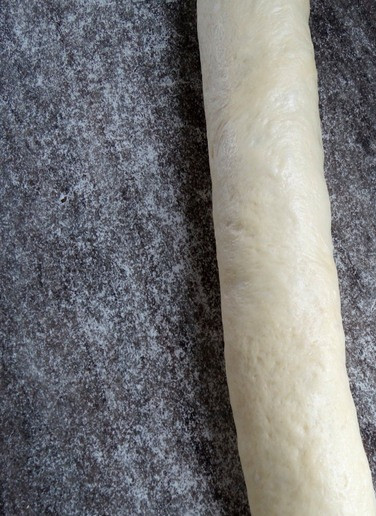 1. Этап. Булочки с грибами под сырной глазурью: Свернуть рулетом.