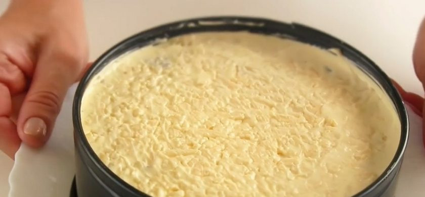 1. Этап. Салат на Новый год Принцесса: 4. Покройте салат майонезом. На крупной терке натрите твердый сыр и смешайте его с небольшим количеством майонеза. Выложите последним слоем, разровняйте. Отправьте салат в холодильник на ночь.