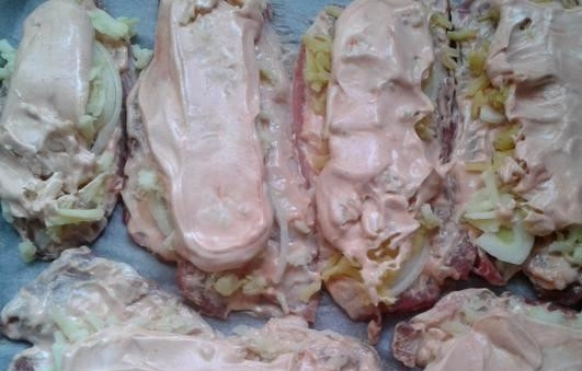 1. Этап. Свинина по-гусарски: Теперь смешиваем 5 ложем майонеза с 5 ложками кетчупа и выкладываем эту смесь на картофель.