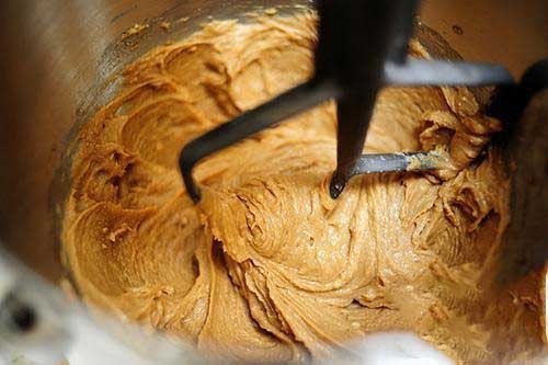 1. Stage. Peanut butter: Turn off, drizzle with oil and beat for another 2 minutes until smooth.