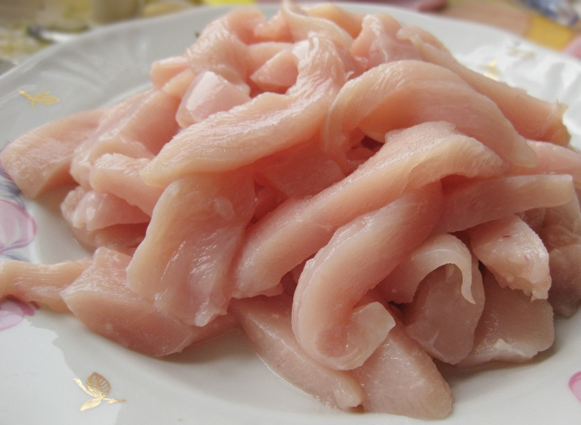 1. Этап. Курица с овощами и рисом: Филе курицы нарезать полосками.