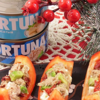 Перец фаршированный тунцом и авокадо