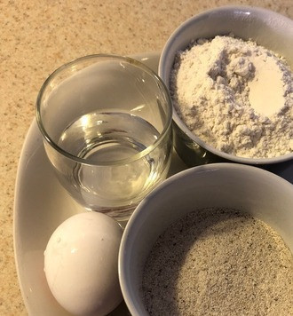 1. Этап. Домашняя лапша Соба: В ингредиентах указано количество муки, необходимое для замешивания теста. Дальнейшее раскатывание потребует еще 1-2 горстей пшеничной муки, но часть из нее будет не использована, так как осыпется после 