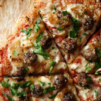 Пицца с фрикадельками, луком и петрушкой