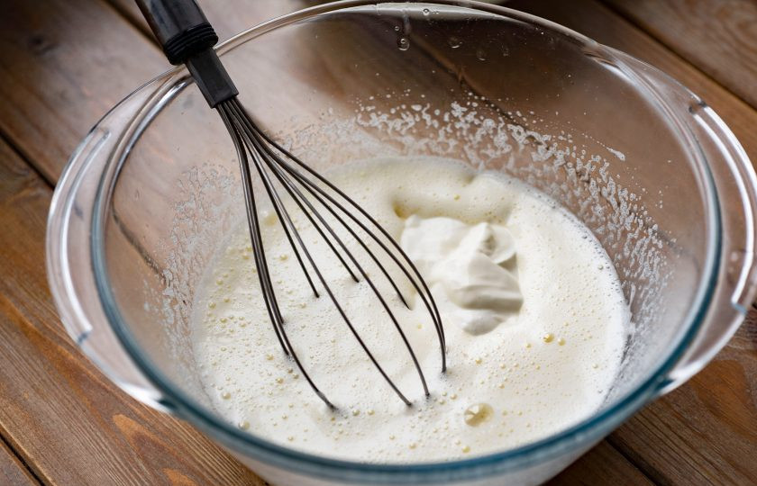 1. Этап. Тыквенно-овсяный пирог: Залейте к яичной массе растительное масло и добавьте сметану. Перемешайте все венчиком.