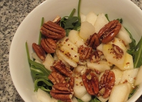 1. Этап. Салат с сыром Пармезан: Выкладываем в салатник вымытые и подсушенные листья рукколы, затем — кусочки груши и орехи. Орехи можно измельчить.